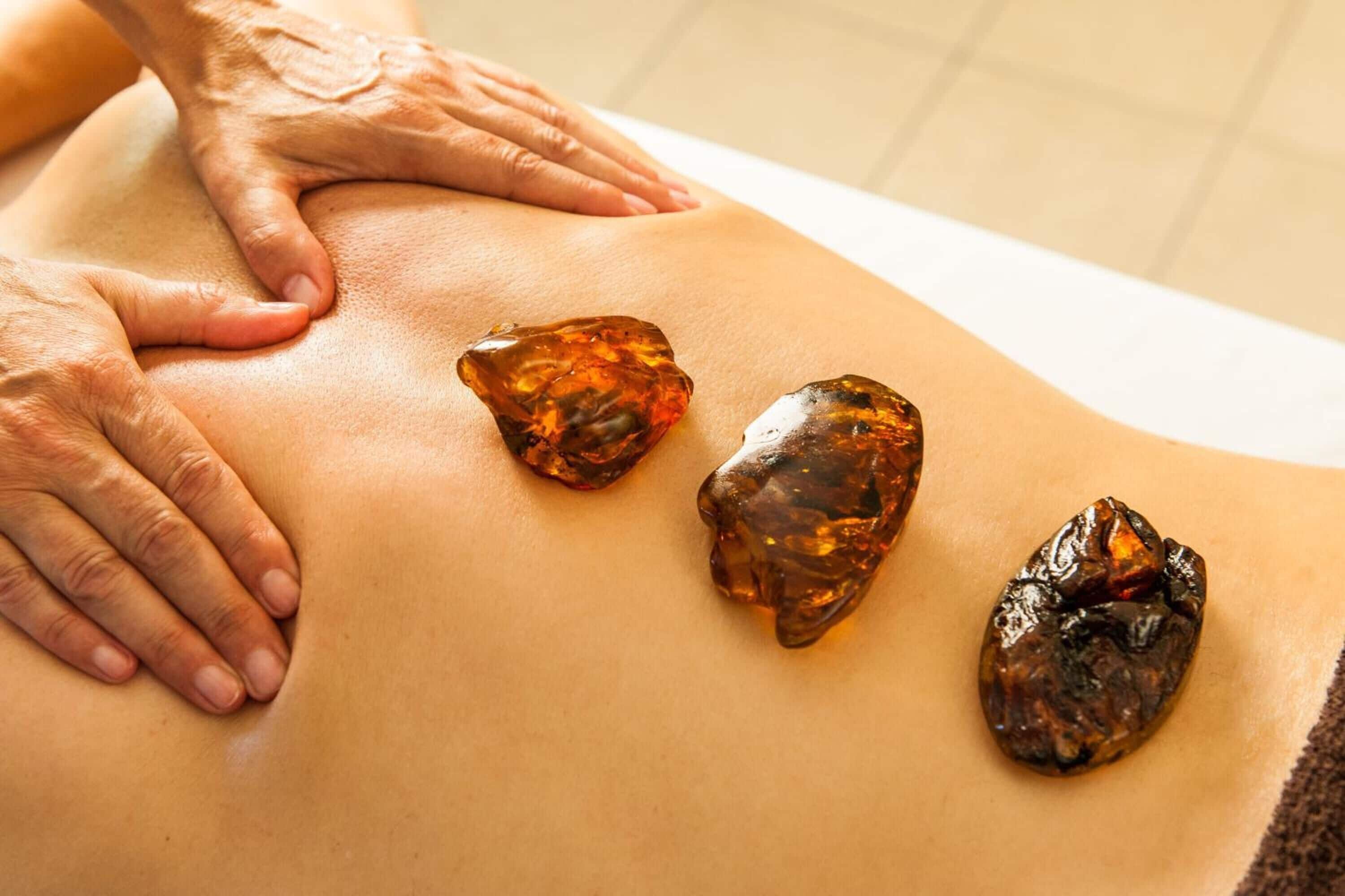 Eine Rückenmassage mit Bernsteinsteinen.