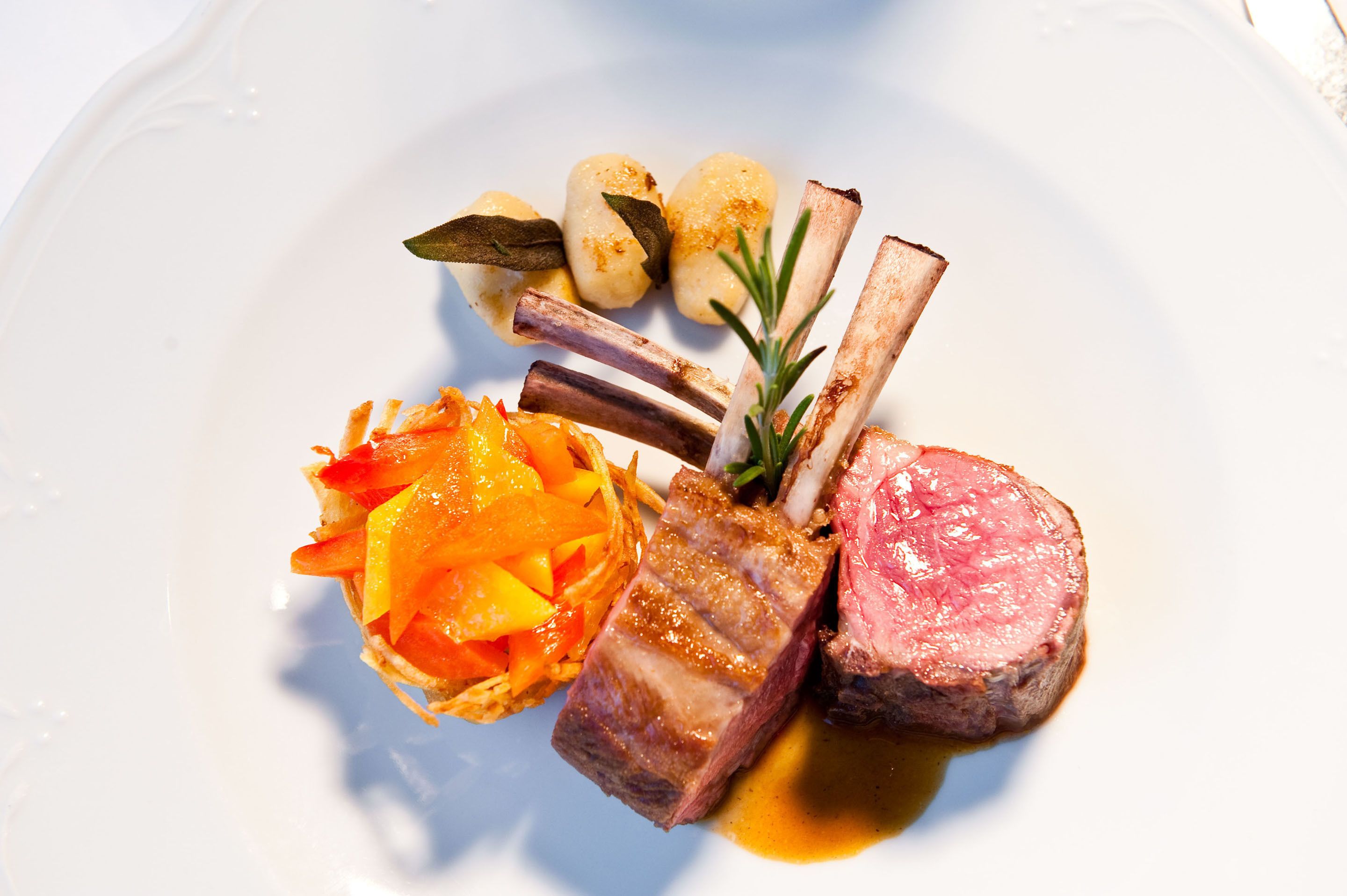 Prato de comida com carne, legumes e um pequeno enfeite.