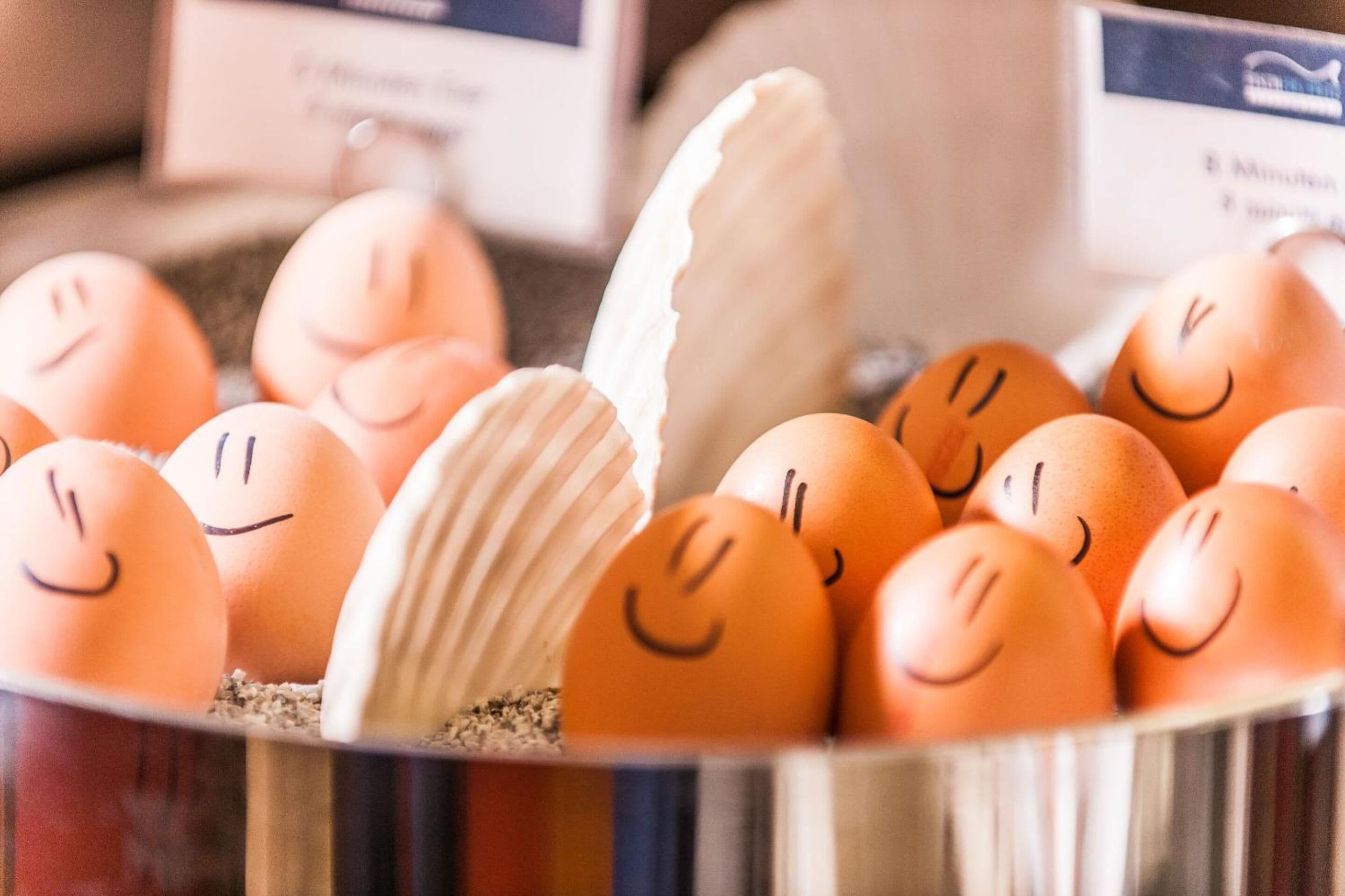 Un plato de huevos con caritas sonrientes dibujadas.