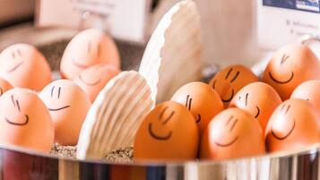 Un plato de huevos con caritas sonrientes dibujadas.