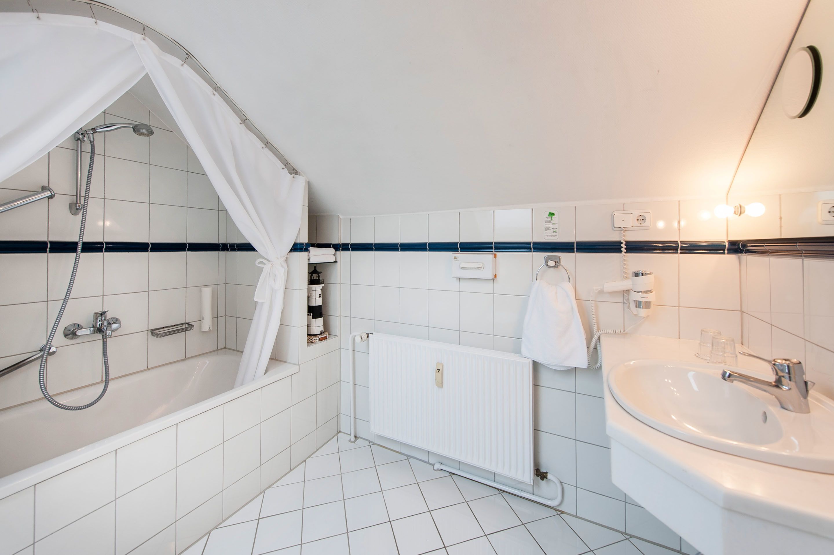 standard double room | bathroom | shower, free toiletries, hair dryer, towels