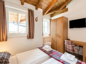 4 bedrooms, iron/ironing board, WiFi