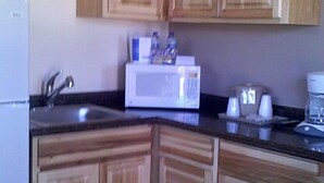 Suite Exécutive, 2 grands lits, salle de bains privée | Coin cuisine privé | Cafetière/bouilloire, réfrigérateur, micro-ondes