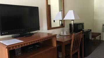 Standard Room, 1 Queen Bed | Television