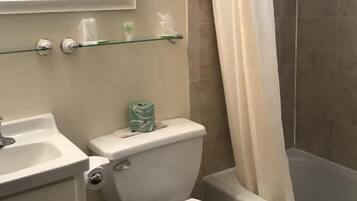 Standard Room, 1 Queen Bed | Bathroom | Combined shower/tub, free toiletries, hair dryer, towels