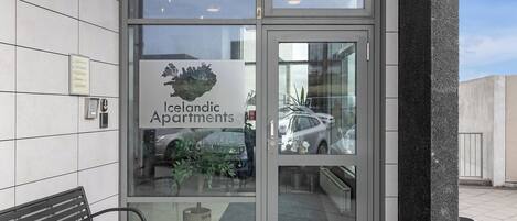 L’entrée d’un immeuble, avec une enseigne indiquant « Icelandic Apartments ».
