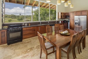 Villa ejecutiva, 3 habitaciones, alberca privada, vista al jardín | Cocina privada | Refrigerador con congelador, microondas, horno y parrilla de estufa 