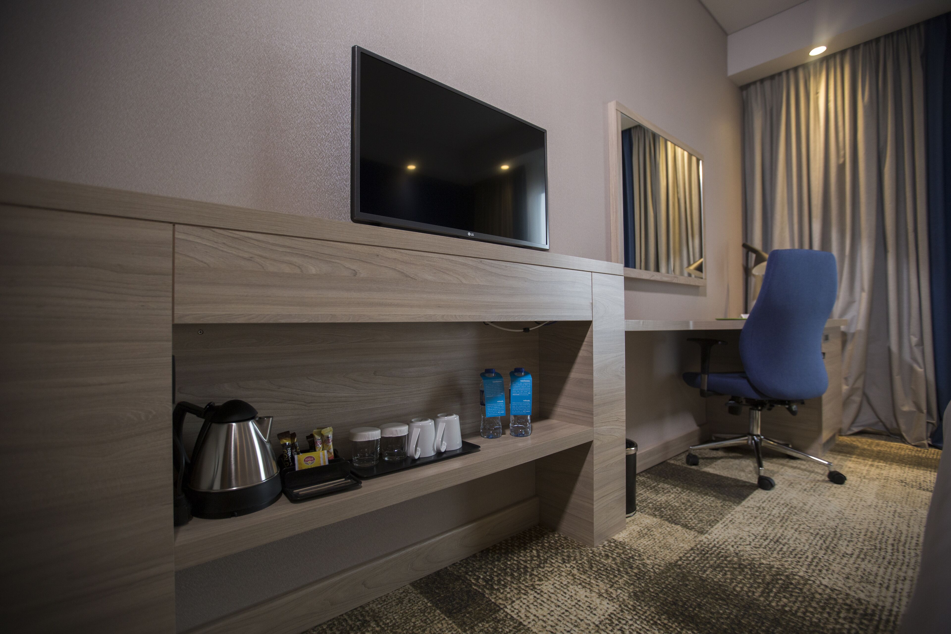 premium bedding, minibar, in-room safe, desk