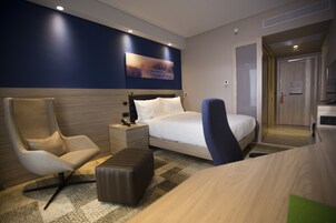 Room, 1 Queen Bed, Non Smoking | Premium bedding, minibar, in-room safe, desk