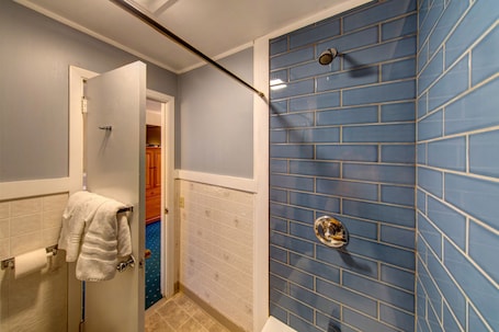 Room, 2 Queen Beds | Bathroom shower. Margaretville Motel