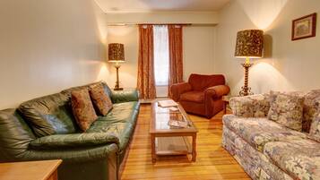 Suite, 2 Schlafzimmer | Wohnzimmer | Fernseher