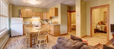 Suite, 2 soverom | Oppholdsområde | TV