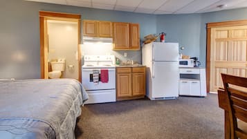 Studio Suite | Private kitchen | Fridge, microwave, stovetop, coffee/tea maker