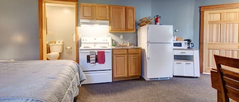Suite studio | Cuisine privée | Réfrigérateur, four à micro-ondes, surface de cuisson, cafetiÚre-théiÚre