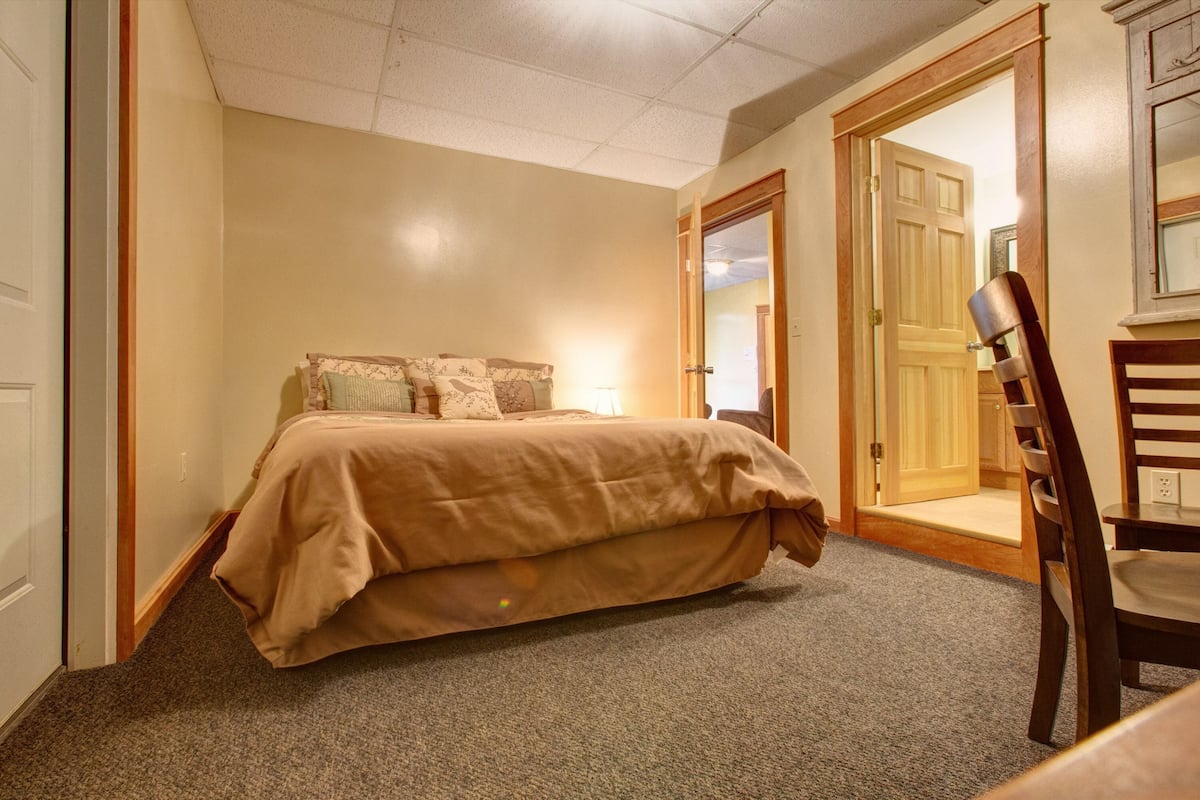Suite, 1 slaapkamer | Een strijkplank/strijkijzer, gratis wifi