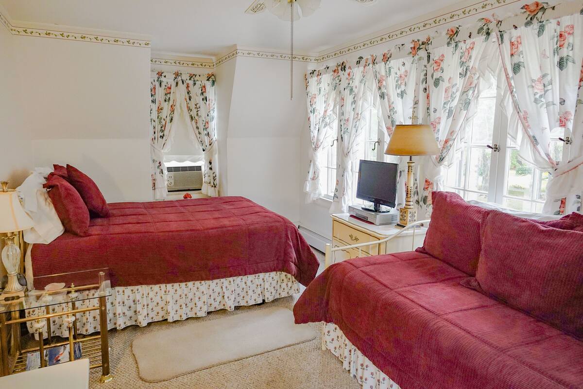 Quarto, banheiro privativo (04 Sunroom) | Ferros/tábuas de passar roupa, Wi-Fi de cortesia