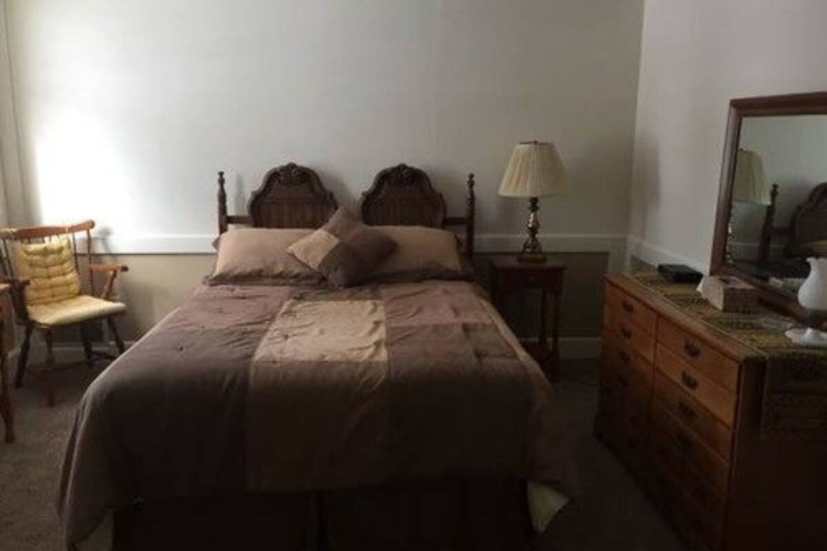 Quarto, 1 cama King, banheiro privativo | Ferros/tábuas de passar roupa, Wi-Fi de cortesia