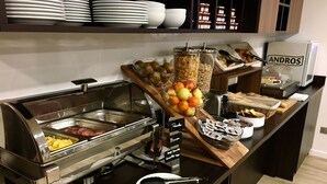Un montaje tipo buffet con diversos alimentos y salsas.