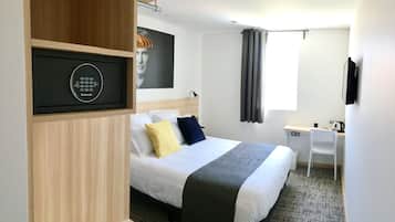 Ropa de cama de alta calidad y caja de seguridad en la habitación