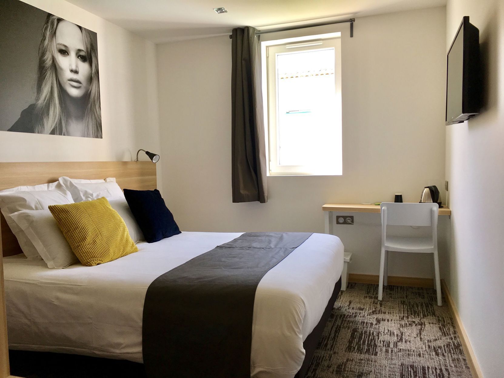 高級寢具、客房內保險箱、獨特裝潢、書桌