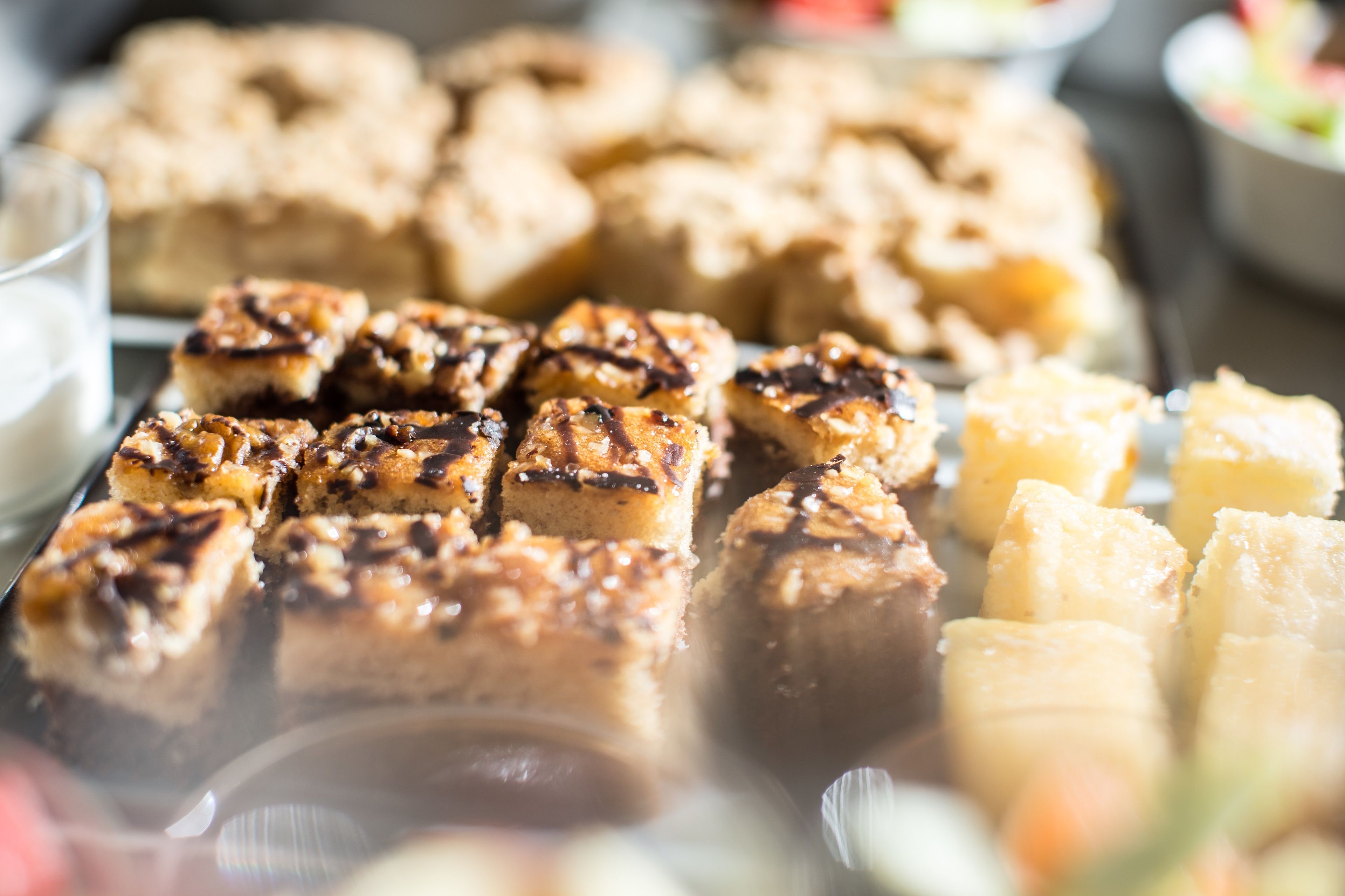 Una variedad de postres, incluyendo pastel y brownies, sobre una bandeja.
