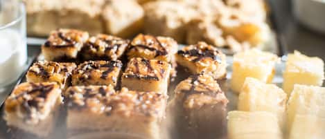 Una variedad de postres, incluyendo pastel y brownies, sobre una bandeja.