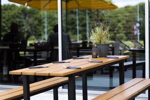 Dîner servi sur place, spécialités Cuisine régionale, vue sur le jardin