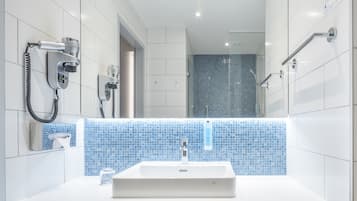 Een douche, een haardroger, handdoeken