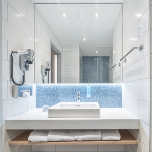 Dusj, hårføner og håndklær