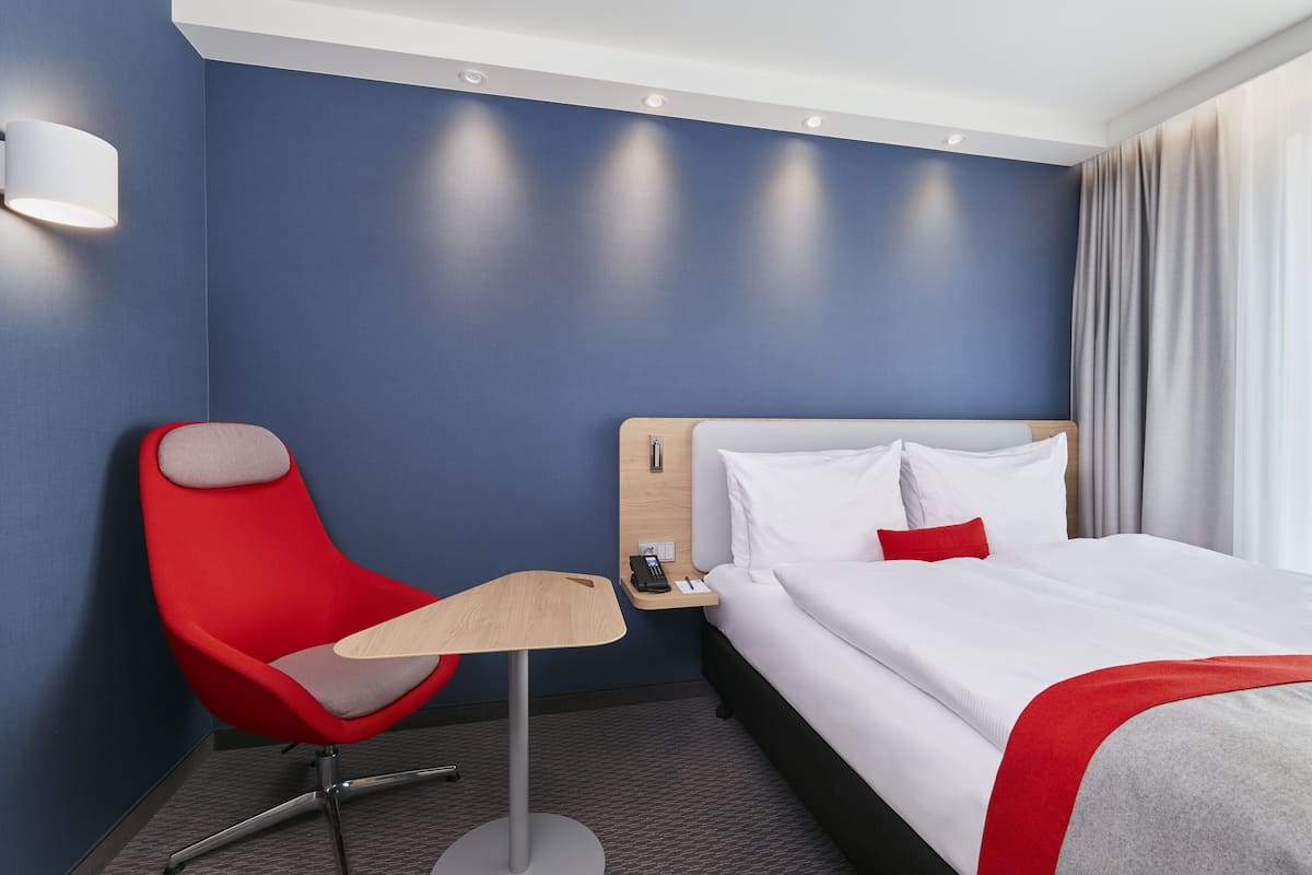 Hypo-allergenic bedding, in-room safe, desk, laptop workspace