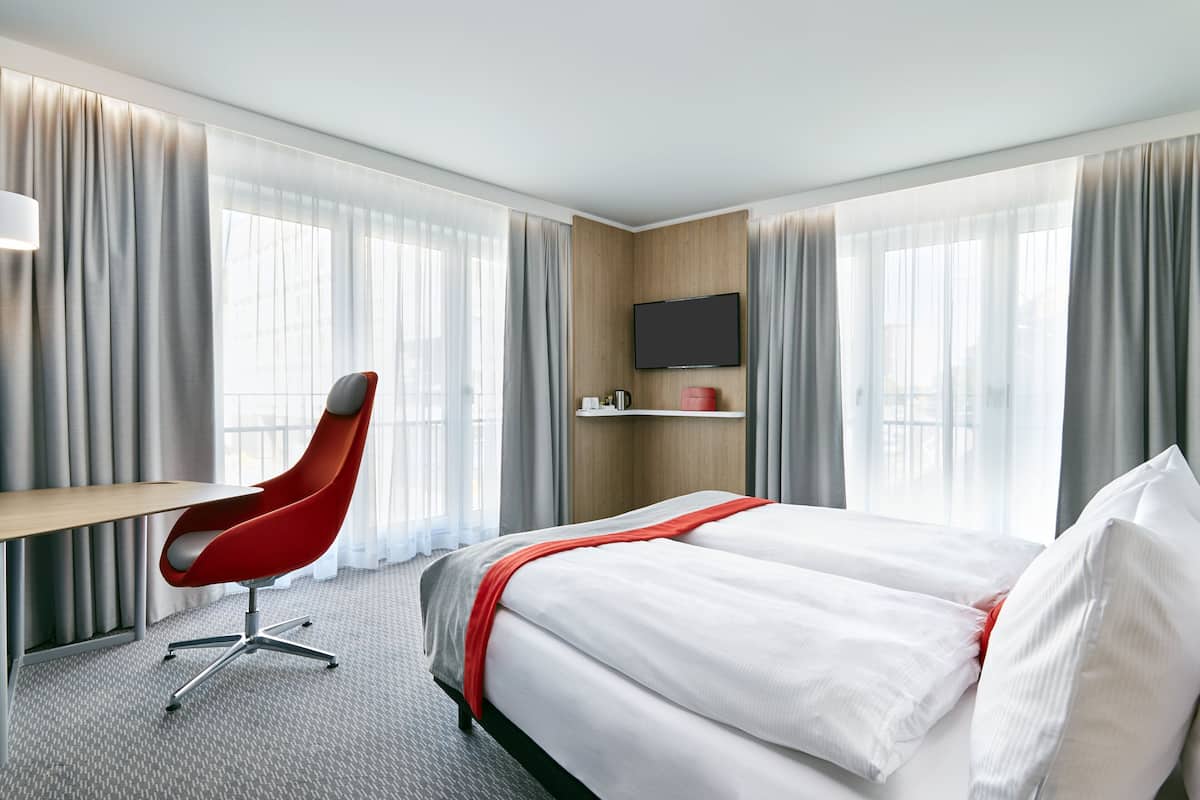 Hypo-allergenic bedding, in-room safe, desk, laptop workspace
