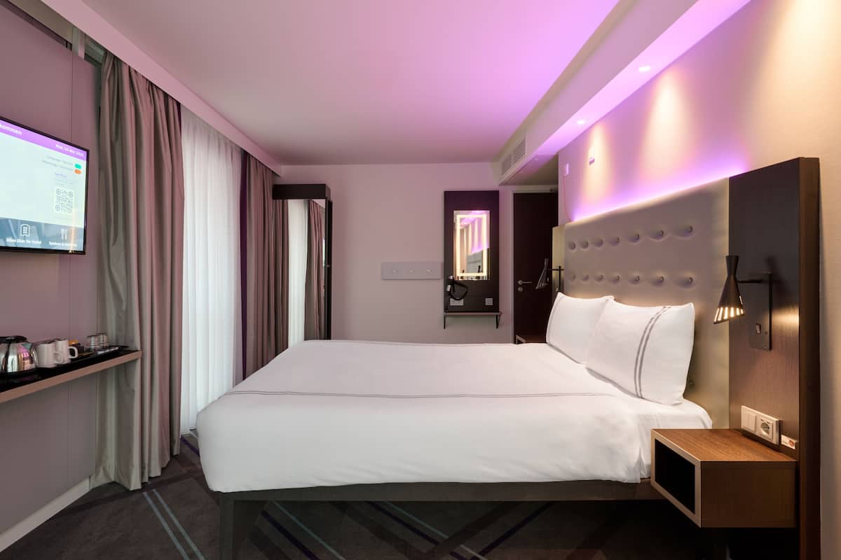 Double Room, Mobility Accessible (Barrier Free Room) | In-room safe, soundproofing, iron/ironing board, free WiFi