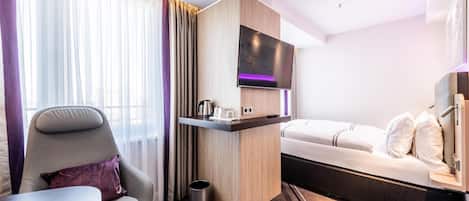 In-room safe, soundproofing, iron/ironing board, free WiFi