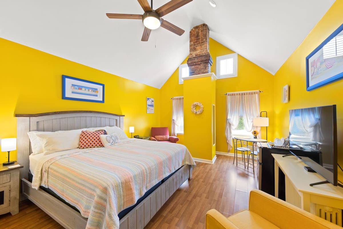 Room, Private Bathroom (Sunflower) | Individually furnished, iron/ironing board, free WiFi, bed sheets