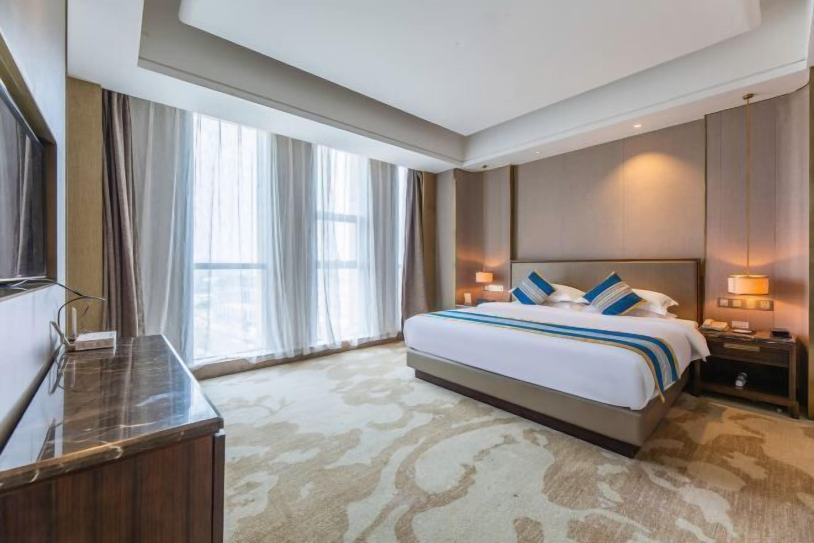 Minibar, in-room safe, iron/ironing board, Internet