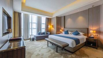 Minibar, safe på rommet, strykejern/-brett og internett