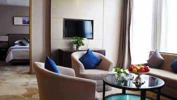 Minibar, safe på rommet, strykejern/-brett og internett