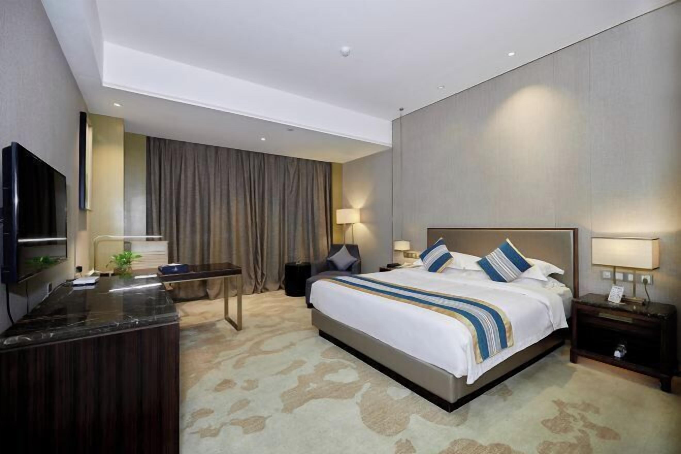 Minibar, in-room safe, iron/ironing board, Internet