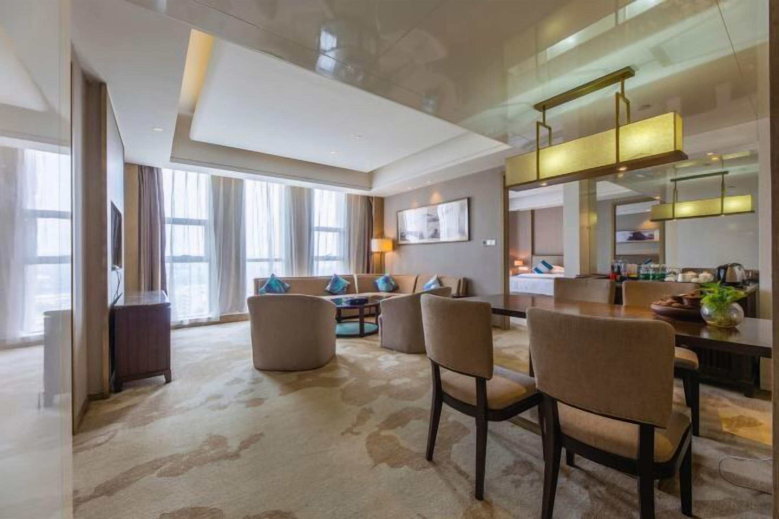 Minibar, in-room safe, iron/ironing board, Internet