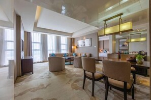 Minibar, caja fuerte, tabla de planchar con plancha y Internet