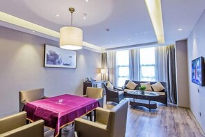 Minibar, coffres-forts dans les chambres, fer et planche à repasser