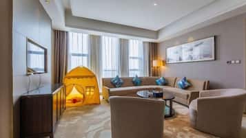 Minibar, safe på rommet, strykejern/-brett og internett