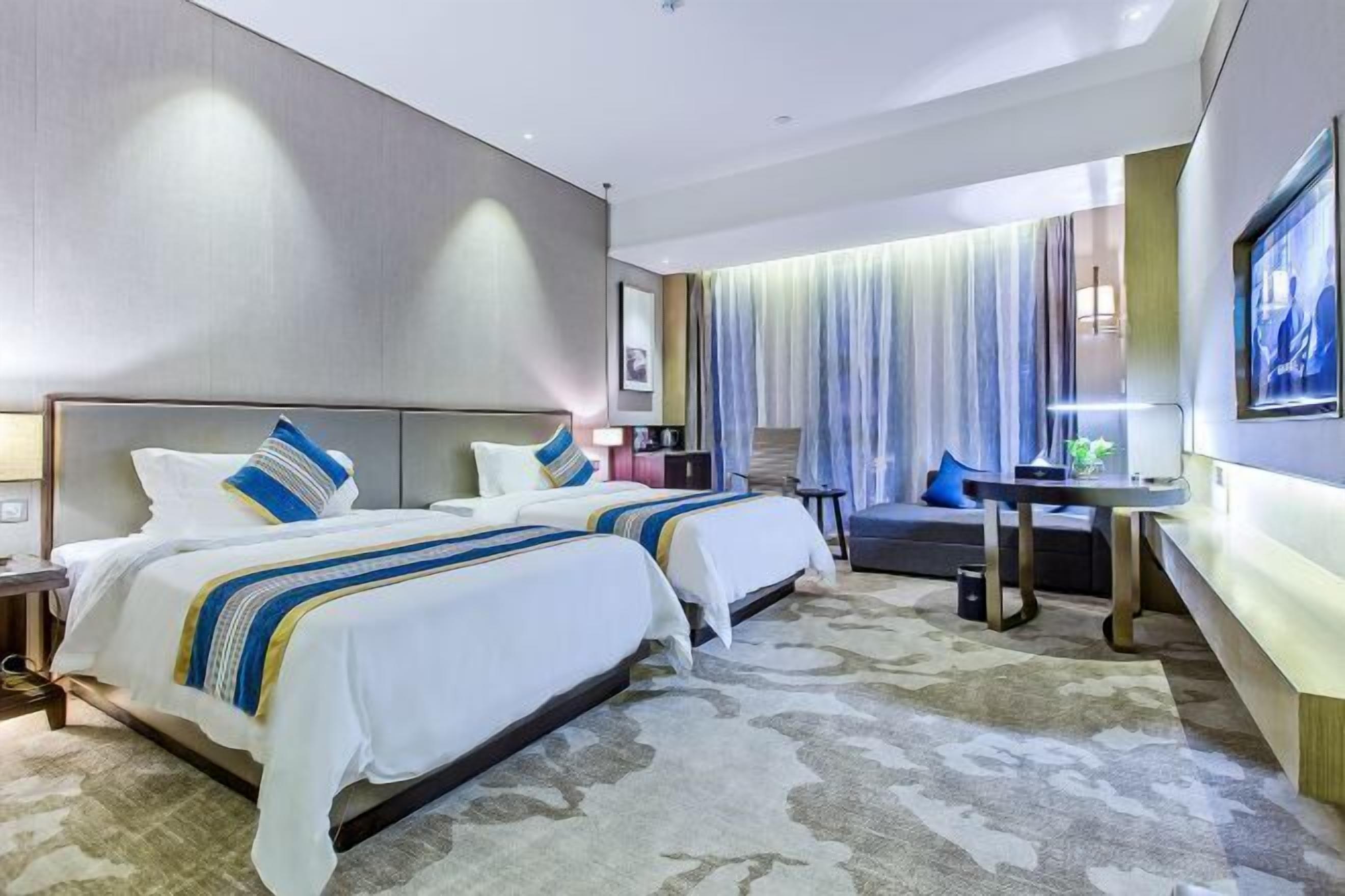 Minibaari, tallelokero huoneessa, silitysrauta/-lauta, internet