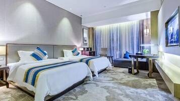 Minibar, in-room safe, iron/ironing board, Internet