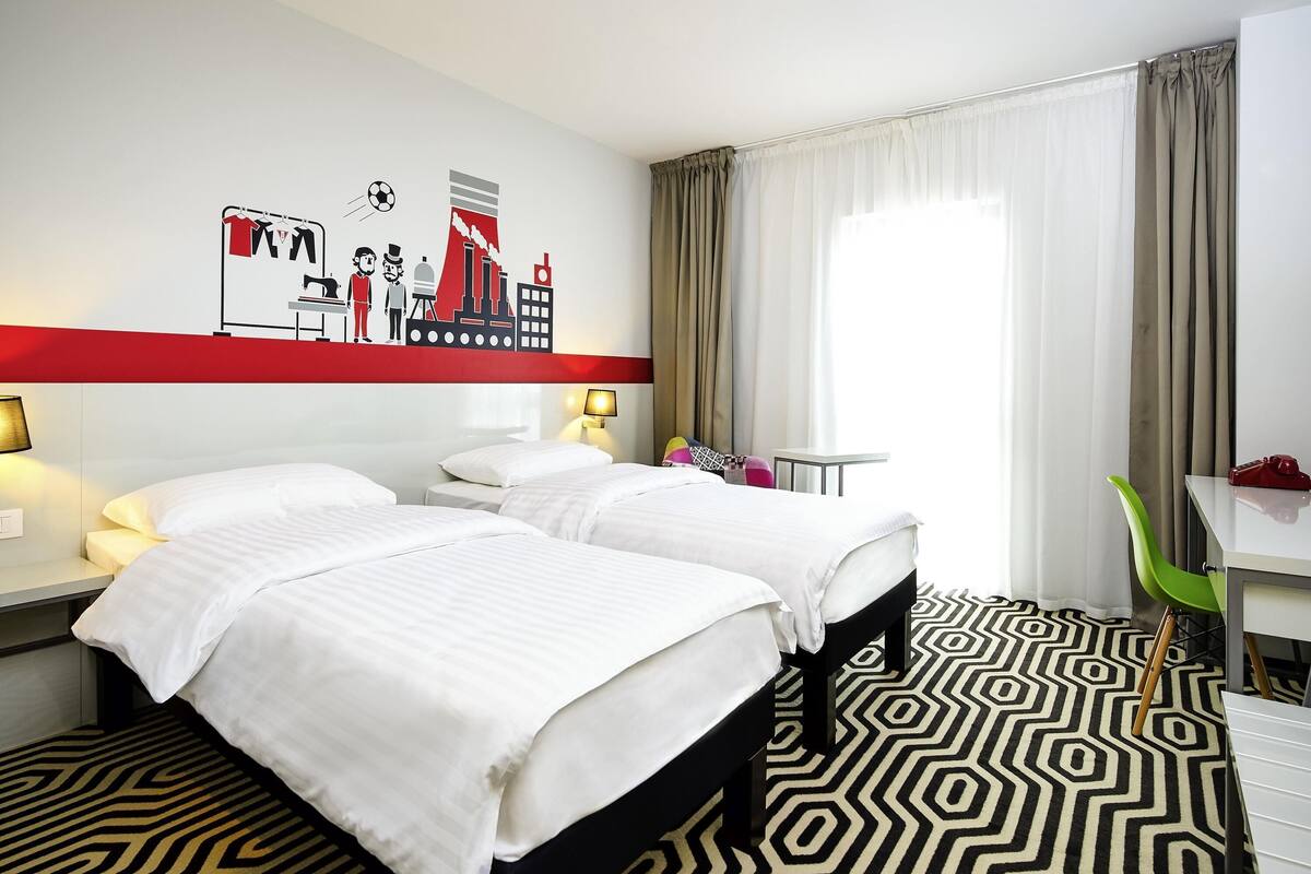 Standard Room, 2 Twin Beds | Premium bedding, in-room safe, desk, laptop workspace