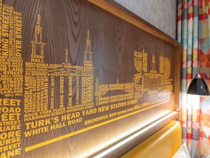 Familjerum - 1 dubbelsäng med bäddsoffa (The Family) | Allergitestade sängkläder, skrivbord och arbetsyta för laptop