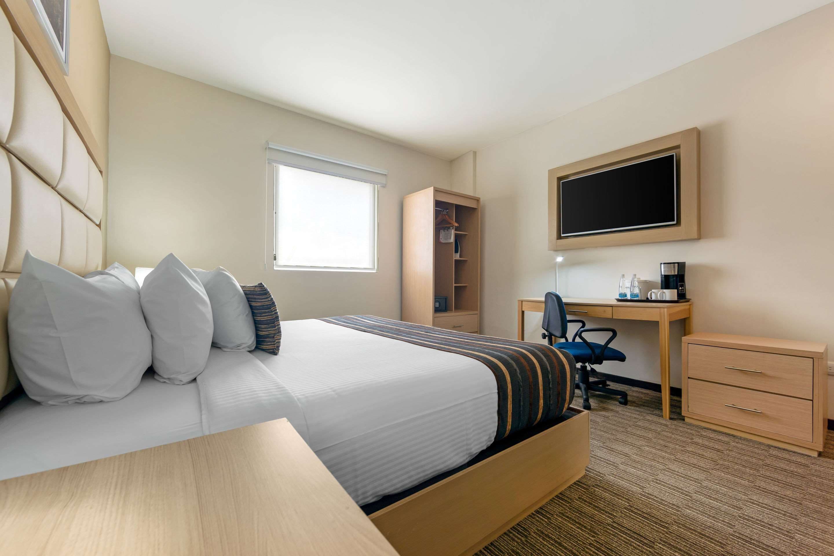 Coffres-forts dans les chambres, bureau, fer et planche à repasser