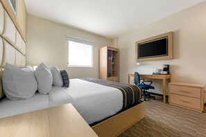 标准房, 1 张特大床, 无烟房 | 客房内保险箱、办公桌、熨斗/熨衣板、床单