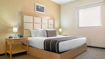 Habitación estándar, 1 cama de matrimonio grande, no fumadores | Caja fuerte, escritorio, tabla de planchar con plancha y ropa de cama