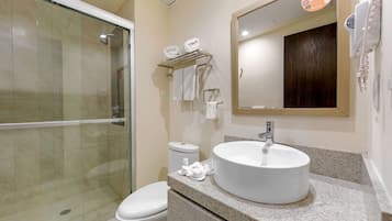 Standaard kamer, 2 tweepersoonsbedden, niet-roken | Badkamer | Een douche, een haardroger, handdoeken